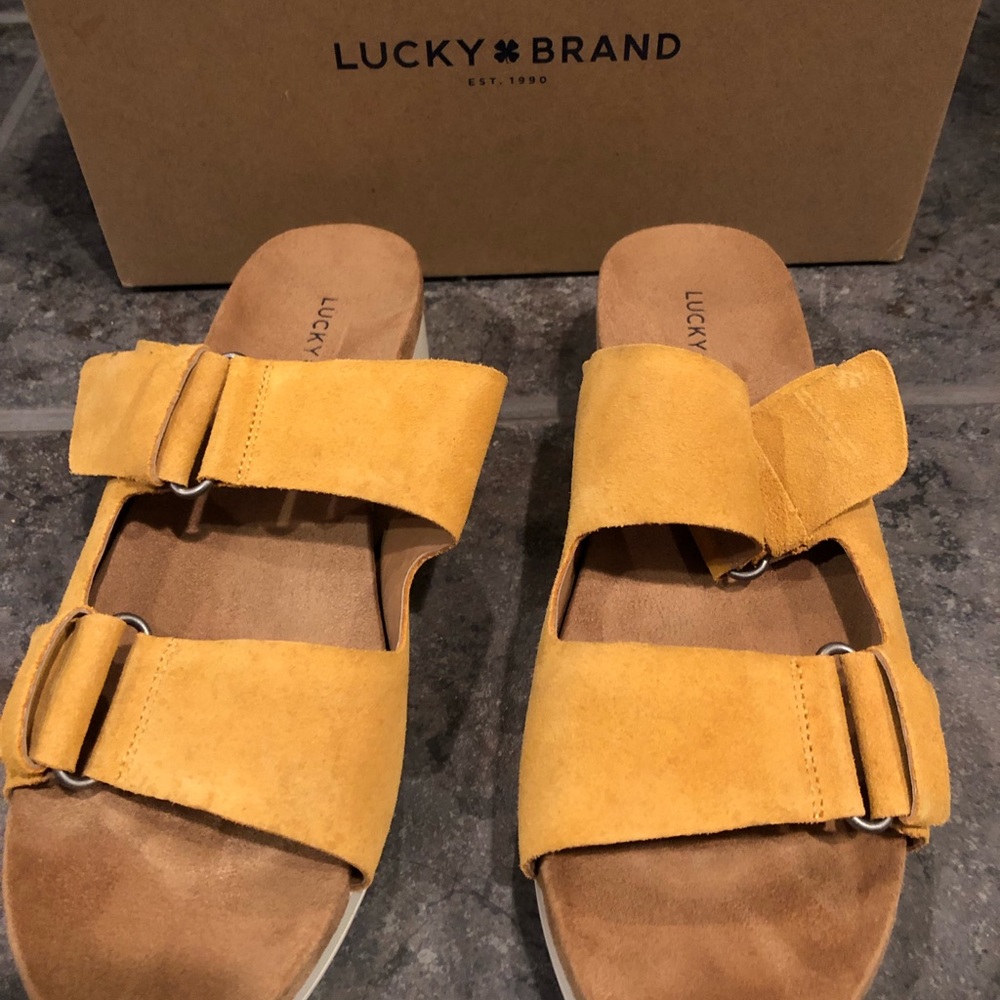 BRAND NEW NEVER WORN LUCKY BRAND SANDALS SIZE 8.5